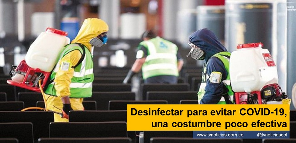 Neiva Huila Colombia Desinfectar para evitar COVID-19, una costumbre poco efectiva Un año después de desatarse la pandemia, millones de dólares y esfuerzos se invierten en desinfectar superficies a pesar de que hoy sabemos que el riesgo de transmisión por esa vía es mínimo. Todos fuimos actores de la misma escena. Ir al supermercado. Regresar a la casa y quitarse los zapatos. Llevar las bolsas de las compras a la cocina con cuidado. Desempacar todo y dedicarse a lavar las bolsas de fríjoles o lentejas, los empaques de carne o las latas para sobrevivir encerrados en cuarentena, y hasta los mismos recipientes de jabón que más tarde serían usados para lavar otros recipientes de jabón. El miedo era el común denominador: el virus SARS-CoV-2 podía estar escondido en cualquier lugar listo para saltar a nuestra garganta y pulmones