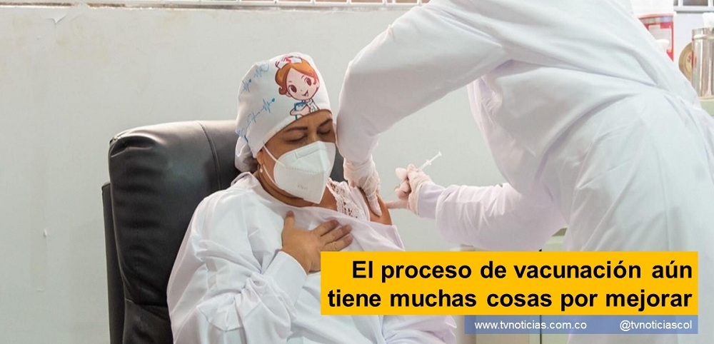 El proceso de vacunación aún tiene muchas cosas por mejorar - www.tvnoticias.com.co Neiva Huila Colombia El proceso de vacunación acaba de empezar en Colombia y ya está presentando problemas que rápidamente se deben corregir e integrar una logística adecuada al desafío. Como era de esperarse, el primer lote de vacunas Pfizer-BioNTech fue recibido con críticas de los que siempre critican y halagos de los seguidores del gobierno. Lo que unos y otros olvidan es que estamos viviendo un momento lleno de incertidumbre, y debemos trabajar incansablemente para minimizar los errores y maximizar el número de personas vacunadas por día. En estos momentos no sabemos con cuántas vacunas contamos: hace unas semanas, muchos creían que el proceso no iba a empezar a tiempo y hace unos días recibimos la buena noticia de que recibiríamos un lote de SINOVAC que no estaba previsto. Las cifras suben y bajan, y es imposible saber con certeza cuántas dosis vamos a tener