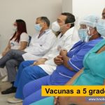 La presencia del Viceministro de Salud fue necesaria en Neiva, para que el Huila pudiera recibir 1.494 dosis de la vacuna Pfizer, que contra el COVID-19 aplicarán inicialmente a un buen número de médicos y auxiliares de enfermería que están en la primera línea de atención de pacientes afectados por la pandemia Neiva Huila Colombia www.tvnoticias.com.co Vacunas a 5 grados centígrados Las dosis que llegaron a Neiva el viernes solo se aplicarán en esta capital, el personal médico y la población civil debe esperar los próximos despachos, más aún, los residentes en municipios pequeños, deben someterse a la espera de disponibilidad tanto de dosis como del personal para transportar y aplicar, porque carecen de la parafernalia requerida. Es decir, deben esperar no solo la fase de aplicación sino la disponibilidad de vacunas que lleguen al departamento pandemia