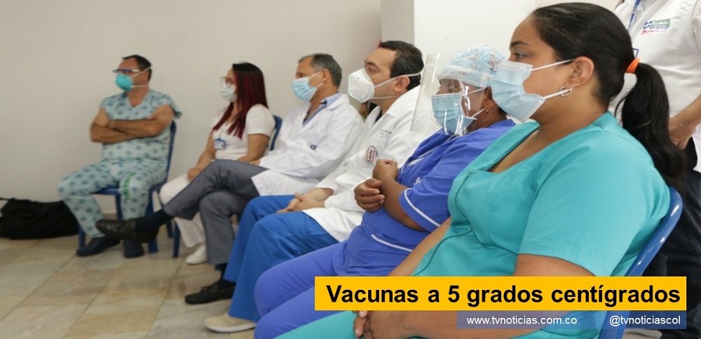 La presencia del Viceministro de Salud fue necesaria en Neiva, para que el Huila pudiera recibir 1.494 dosis de la vacuna Pfizer, que contra el COVID-19 aplicarán inicialmente a un buen número de médicos y auxiliares de enfermería que están en la primera línea de atención de pacientes afectados por la pandemia Neiva Huila Colombia www.tvnoticias.com.co Vacunas a 5 grados centígrados Las dosis que llegaron a Neiva el viernes solo se aplicarán en esta capital, el personal médico y la población civil debe esperar los próximos despachos, más aún, los residentes en municipios pequeños, deben someterse a la espera de disponibilidad tanto de dosis como del personal para transportar y aplicar, porque carecen de la parafernalia requerida. Es decir, deben esperar no solo la fase de aplicación sino la disponibilidad de vacunas que lleguen al departamento pandemia