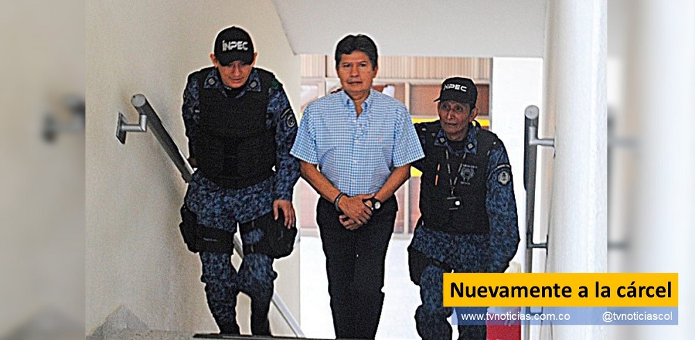 Un juez de la Republica dispuso retención carcelaria para exdirector Ejecutivo de La Caja de compensación Familiar del Huila, Armando Ariza. En audiencia pública realizada la mañana del jueves 25 de marzo, el togado concluyó la existencia de mérito suficiente para la retención intramuros, por la confabulación de Ariza Quintero para apropiarse en forma indebida millonarios recursos de la Salud Departamental. Nuevamente a la cárcel Neiva Huila Colombia www.tvnoticias.com.co