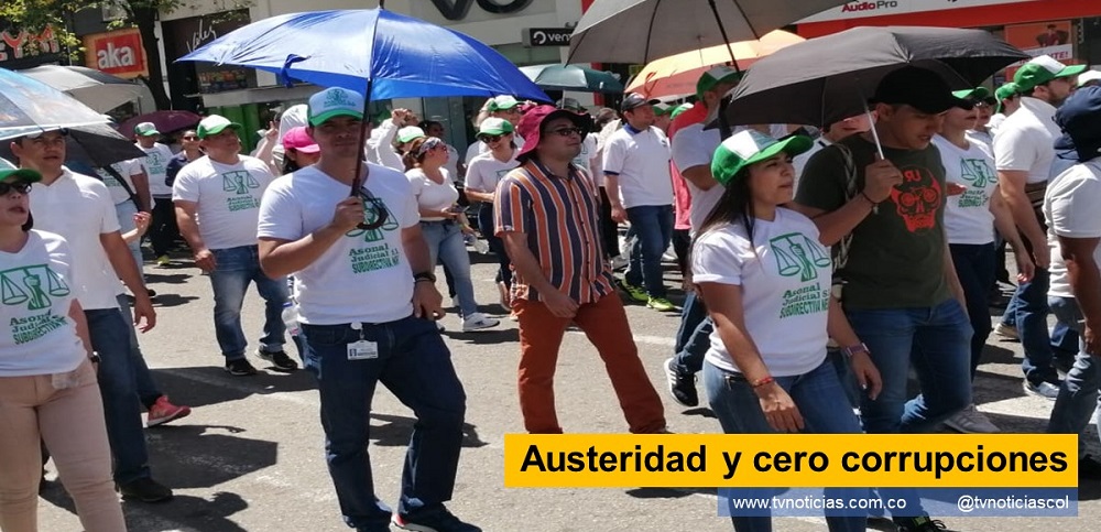 El implementar medidas económicas impositivas en medio de la pandemia, sin reducir gasto público administrativo desbordado, es ilógico desde el punto que se analice, sea por erudito o el simple ciudadano de populosa o lejana comarca colombiana. La demostración de verdadera política de austeridad por parte del Poder Gobernante, si puede convencer o calar entre una población que padece el impacto de la estrechez económica y la devaluación de moneda visible en el creciente incremento del cambio del dólar Austeridad y cero corrupciones Neiva Huila Colombia www.tvnoticias.com.co