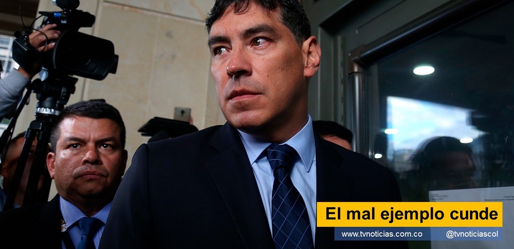 Por Aníbal Charry González Con la renuncia dando espectáculo politiquero al mejor estilo de su patrón, que presentara de su condición de congresista el esbirro para sobornar testigos Álvaro Hernán Prada, tratando de huir de la Corte Suprema de Justicia que es su juez natural por disposición constitucional, quedó confirmada la estrategia pérfida que como mal ejemplo tenía que seguir para deslegitimar a la justicia buscando impunidad, escogiendo el juez que se la garantice con la fiscalía de bolsillo del régimen que ya solicitó la preclusión de Uribe con el apoyo de la procuraduría, que también se sumó a su defensa actuando todos a una en ese propósito como con acierto Alvaro Uribe centro democrático Neiva Huila Colombia www.tvnoticias.com.co