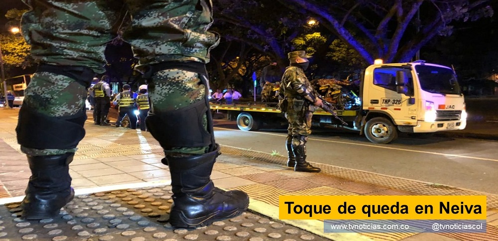 El alcalde de Neiva impuso toque de queda, durante las 5 primeras horas de cada día, atendiendo sugerencia impartida, desde la Casa de Nariño, como medida para prevenir nuevo resurgir del contagio COVID-19, consecuencia del masivo desplazamiento en la festividad de Semana Santa. La restricción impartida por el Ejecutivo Municipal comienza a regir, a primera hora del martes 6 de abril y se extenderá al finalizar el día 19 abril, y se justifica con la ocupación de camas UCI que hasta el domingo 4 de abril estaba en el 68% para la capital del Huila. 1-. Toque de queda para menores de edad desde las 8.00 p.m. hasta las 5.00 a.m. del día siguiente 2-. Toque de queda general de personas desde la media noche hasta las 5.00 a.m. del día siguiente 3-. Restricción en la circulación de motos y vehículos desde las 10.00 p.m. hasta las 5.00 a.m. del día siguiente “El alto número de personas que salieron en todo el país en Semana Santa, se hace necesario mantener medidas restrictivas, para evitar un nuevo pico de contagio” precisó, Gorky Muñoz Calderón, alcalde de Neiva. Toque de queda en Neiva - www.tvnoticias.com.co