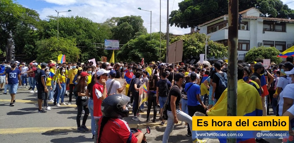 La polarización política y la pugna por el poder entre izquierda y derecha, la brecha cada vez más grande entre ricos y pobres alimentada por reformas tributarias, laborales, pensionales, a la salud etc La corrupción, la falta de oportunidades laborales, la diferencia abismal de salarios vs labor desempeñada, la falta de formación académica gratuita o a bajo costo para la mayoría, la proliferación de subsidios vs empleo que permitan al ciudadano ser útil, han llevado a mí país al caos que hoy por fin estalló. Es hora del cambio Neiva Huila Colombia www.tvnoticias.com.co
