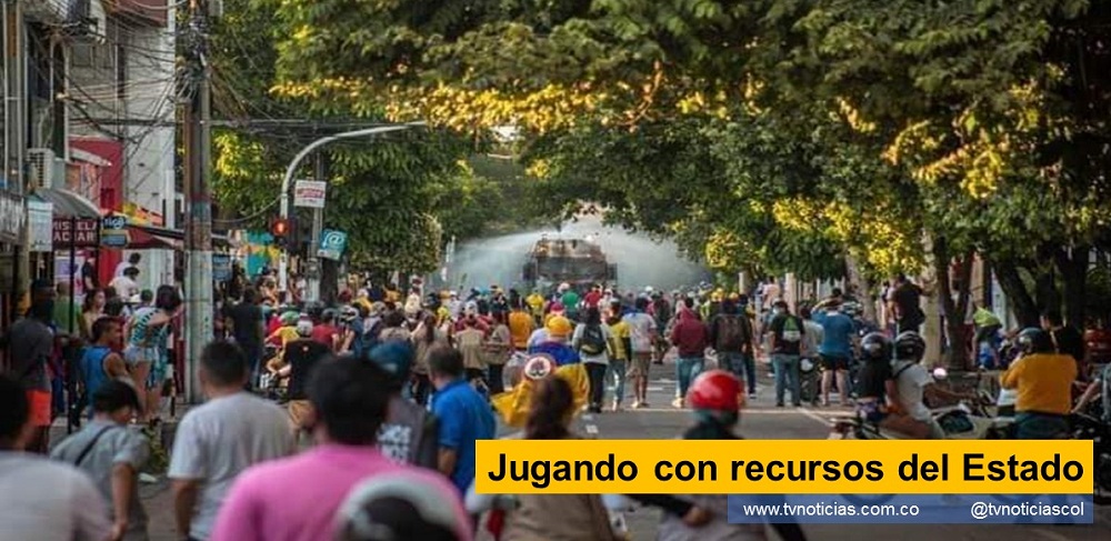 El Gobierno Nacional, mediante diversas artimañas, dispuso un aumento oneroso en el gasto público, que contraría su política de austeridad. Esos excesos se hacen sin ningún escrúpulo, en medio de la crisis que ocasiona la pandemia, entre la población. Jugando con recursos del Estado www.tvnoticias.com.co