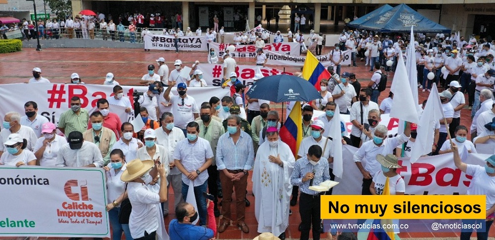 La marcha del silencio organizada por dirigentes políticos, y que convocó a los empresarios de los centros urbanos de la región andina colombiana, el martes 25 de mayo, se cumplió sin el silencio que pregonaron sus voceros, dado que los participantes abogaron, a voz en cuello, por El Paro Cívico Nacional sin taponamiento de vías. La convocatoria, que duró varias semanas en organizarse, empleando comunicación interna a través de voceros políticos y trasmitida a empresarios de regiones como el Huila, consiguió el objetivo: mostrar una fuerza disonante a la protesta y de apoyo al Poder Ejecutivo. No muy silenciosos - www.tvnoticias.com.co