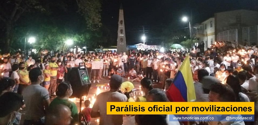 El incremento de la inconformidad ciudadana sigue en aumento en regiones como el Huila, donde este 5 de mayo, a las protestas que comenzaron el 28 de abril, se asuman la movilización indígena, el paro de transportadores de cargas y el del sector agropecuario. La causa que generó el descontento general, que data del 2019, cuando el Poder Central, se negó a escuchar a los voceros de la comunidad, no ha desaparecido, simplemente tuvo suspensión por efectos del COVID-19, época que aprovechó el Legislativo Nacional para imponer sus caprichos, y pensó que por la pandemia la comunidad no saldría a la protesta colectiva. Parálisis oficial por movilizaciones - www.tvnoticias.com.co Neiva Rivera Huila Colombia