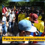 Considero que los negociadores de los términos para la solución del malestar socioeconómico y la protesta social, deben exigir que el gobierno se comprometa a presentar al Congreso, antes de terminar la presente legislatura, proyectos de ley para convertir los acuerdos en políticas de estado. Esto por obvias razones. Los problemas que generan el malestar social, son estructurales y son consecuencia del modelo económico que siempre han defendido y mantenido los gobiernos, en forma consecutiva, en la sucesión del alto poder público. Paro Nacional negociadores y negociación Neiva Huila Colombia www.tvnoticias.com.co