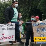 Los habitantes de Rivera, Huila, taponarán la Ruta 45, a la altura del peaje cercano a la cárcel judicial, si el Secretario de Vías Departamental incumple la reactivación de la construcción de ”la Alameda a la Felicidad” consistente en pavimentar 4.4 kilómetros por $17.600 millones, que debió entregada terminada en agosto del año pasado. Con Julio César Fierro Cediel, Secretario de Vías, estuvo Franklin Vega, Secretario de Gobierno y Asuntos Comunitarios; Milena Oliveros, Secretaria de Educación; la Personera de Rivera y un grupo de asesores del Gobierno Departamental, para dialogar con miembros de la comunidad inconforme e impedir que la interrupción se reactivara al día siguiente Una semana de plazo Neiva Rivera Huila Colombia www.tvnoticias.com.co