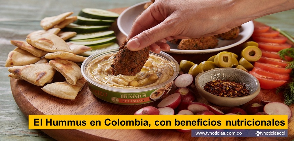 El hummus, se ha comprobado, mejora la salud cardíaca, mantiene equilibrados los niveles de colesterol, tiene propiedades antiinflamatorias, previene el cáncer de colon y es fuente de fibra, vitaminas y minerales, como lo señala Organic Facts, en la publicación “10 Best Benefits Of Hummus”. Según el estudio “The Nutritional Value and Health Benefits of Chickpeas and Hummus” publicado en noviembre de 2016, los consumidores de hummus tienen una mayor ingesta de nutrientes de fibra dietética, ácidos grasos poliinsaturados, vitamina A, vitamina E, vitamina C, ácido fólico, magnesio, potasio y hierro en comparación con los no consumidores. Juan Carlos Vargas, Gerente General del negocio de consumo masivo de Alianza Team, menciona que “salud, bienestar y sabor son los aspectos que El Hummus en Colombia, con beneficios nutricionales - www.tvnoticias.com.co tvnoticiascol TVNOTICIAS.COM