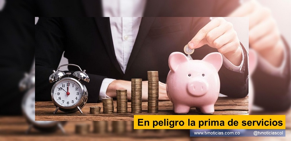 La primera mitad del 2021 será recordada por los colombianos como unos de los meses más difíciles para el país en los últimos años. Las consecuencias provocadas por la pandemia de la COVID-19, el aumento del desempleo, los bloqueos en las principales vías del país y el incremento en los precios de los alimentos han generado una crisis económica en miles de hogares colombianos que se preparan para recibir la primera prima legal del año. Según el Ministerio de Trabajo, la prima de servicios es un derecho del trabajador por tiempo laborado en el semestre, pago que corresponde a 30 días de salario por año, que se debe reconocer en dos pagos: la mitad máximo el 30 de junio y la otra mitad a más tardar los primeros 20 días del mes de diciembre En peligro la prima de servicios TVNOTICIAS.COM tvnoticiascol