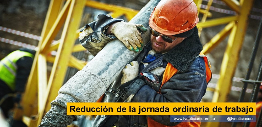 Reducción de la jornada ordinaria de trabajo El Congreso de la República, el pasado 15 de julio, aprobó la Ley 2101 por medio de la cual se reduce la jornada laboral semanal, de manera gradual, es decir, la duración máxima de la jornada ordinaria de trabajo es de cuarenta y dos (42) horas a la semana, sin disminuir el salario de los trabajadores ni sus derechos adquiridos y garantías prestacionales. En estos casos el empleador y el trabajador pueden llegar a un acuerdo en la distribución de las horas, en 5 o 6 días a la semana, garantizando siempre el día de descanso. Tvnoticiascol TVNOTICIAS.COM www.tvnoticias.com.co
