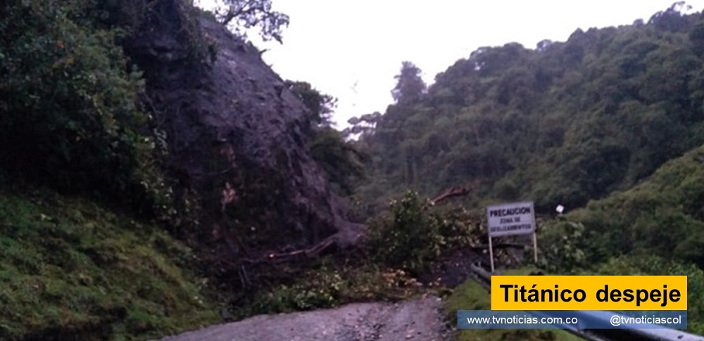 Un completo equipo de humanos y de maquinaria pesada, desarrolla intenso trabajo en pleno corazón de la cordillera Oriental, sobre la frontera Huila - Putumayo. Titánico despeje Dar vía para auxilio Dar vía para auxilio El taponamiento vial Pitalito - Mocoa pone en grave riesgo el suministro de apoyos para atener el peligro que genera nueva avalancha sobre la capital del Putumayo, similar al que registró la localidad en 2017. www.tvnoticias.com.co tvnoticiascol TVNOTICIAS.COM