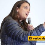 El verbo de la corrupción El ingenio criollo, a raíz del escándalo de corrupción protagonizado por la ministra de las Tecnologías de la Información y las Comunicaciones-MinTIC, Karen Abudinem, al haber otorgado a la firma Unión Temporal Centro Poblados por un valor de 1.07 billones un contrato donde la póliza de garantía era falsa, y no obstante entregó un anticipo de 70.000 millones de pesos que literalmente se robaron, ha acuñado un nuevo verbo que ha denominado abudinar o abudinear con el significado concreto de atracar o robar, que si bien no ha sido aceptado por la Real Academia de la Lengua Española, ya quedó incorporado en el léxico popular, y no me cabe duda que a pesar de la protesta de la hoy en buena hora exministra, será incorporado en el diccionario de la RAE, como oscuro homenaje a su gestión tvnoticiascol TVNOTICIAS.COM www.tvnoticias.com.co