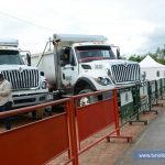 El peligro asecha a cada centímetro, en vía Nieva - Pitalito, sobre la ruta 45 dada en concesión, por billonario contrato a Ruta del Sur SAS, tras abandono de Aliadas para el Progreso. El tramo de mayor peligro, para circulación nocturna, es el tramo Garzón – Pitalito – San Agustín, por el daño en la banca, el ostensible deterioro de la capa asfáltica, la escasa señalización vertical, la NULA demarcación horizontal y el dominio de la vegetación sobre la zona de protección vial. Sin señales - www.tvnoticias.com.co tvnoticiascol TVNOTICIAS.COM Gobernación del Huila falta de señalización y el mal estado de la vía