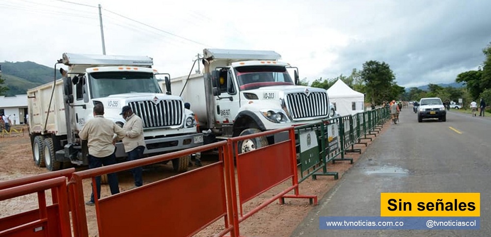 El peligro asecha a cada centímetro, en vía Nieva - Pitalito, sobre la ruta 45 dada en concesión, por billonario contrato a Ruta del Sur SAS, tras abandono de Aliadas para el Progreso. El tramo de mayor peligro, para circulación nocturna, es el tramo Garzón – Pitalito – San Agustín, por el daño en la banca, el ostensible deterioro de la capa asfáltica, la escasa señalización vertical, la NULA demarcación horizontal y el dominio de la vegetación sobre la zona de protección vial. Sin señales - www.tvnoticias.com.co tvnoticiascol TVNOTICIAS.COM Gobernación del Huila falta de señalización y el mal estado de la vía