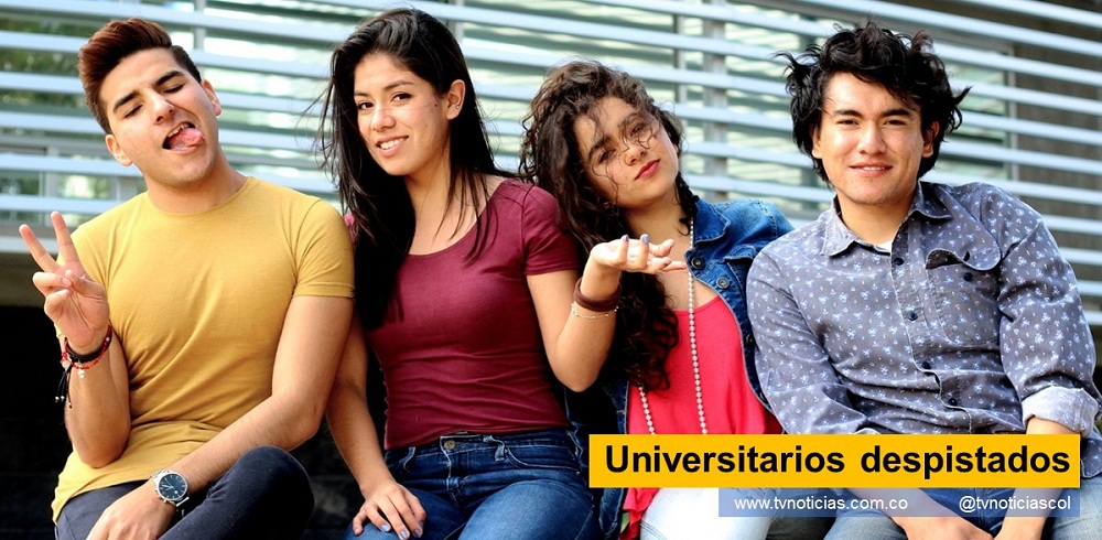 La deserción universitaria se acrecienta en Colombia, con impacto negativo hacia el próximo decenio y, con funestas consecuencias para la convivencia y la permanencia de la democracia. El fenómeno no es nuevo en el país, pero se acrecentó como consecuencia de la pandemia, lo evidencia estudio de la universidad Javeriana. Universitarios despistados tvnoticiascol TVNOTICIAS.COM www.tvnoticias.com.co deserción universitaria joven colombiano vocación profesional