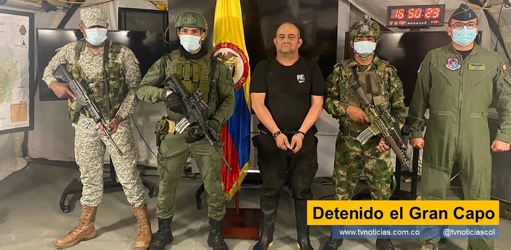 Detenido el Gran Capo tvnoticiascol www.tvnoticias.com.co TVNOTICIAS.COM Las Fuerzas Militares, después de 7 años de persecución, detuvo al máximo cabecilla del Clan del Golfo. Dairo Antonio Usaga David, alias Otoniel, cayó en poder del Ejército, que será extraditado a Estados Unidos que lo reclama.