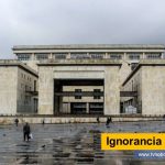 No son pocos los juristas y columnistas de derecha, nostálgicos de la Constitución de 1886 y el Estado confesional, que atacan con frecuencia a la Corte Constitucional tratando de deslegitimarla por sus fallos ajustados al espíritu de nuestra Constitución de libertades y al Estado laico, Ignorancia constitucional tvnoticiascol www.tvnoticias.com.co Colombia Huila Neiva