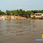 Desde ese milagro de la belleza que se llama Amazonia, desde su silencio estremecido, botan historias tristes y dramáticas protagonizadas por compatriotas que El Estado trata como despojos humanos Chelo, el Cojo - www.tvnoticias.com.co tvnoticiascol Colombia Huila Eran casi las 6 de la tarde del jueves santo del 2002 y en la perspectiva infinita desde el yate en el que nos movilizábamos por el río Caquetá, presenciamos el espectáculo del sol besando el horizonte y escondiéndosele a la luna llena rojiza que brotaba en el oriente. Y en medio de esa luz moribunda llegamos a la bocana del río Caguán