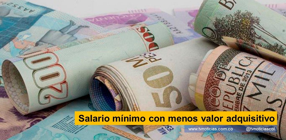 El SMLMV proclamado para el 2022, tendrá menos valor adquisivo que el año pasado. Colombia país que importa la mayoría de material del consumo, implica insuficiencia para atender las necesidades de los nacionales. El anuncio oficial del nuevo salario se hace 3 semanas, antes de la ola de alzas para todos los productos y servicios Salario mínimo con menos valor adquisitivo tvnoticiascol www.tvnoticias.com.co Colombia dólares