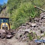 La intensa ola invernal, impuso la declaratoria de calamidad pública en el Huila, como alternativa oficial, para atender los efectos derivados de la acción pluviométrica, en la población civil generalmente campesina. El taponamiento vial consecuencia de lo deslizamientos derivados de la sobre carga de suelos desprotegidos, la principal causa de la declaratoria de emergencia pública en el Huila, este 8 de marzo del 2022. Foto: Gobernación del Huila tvnoticiascol UNGRD