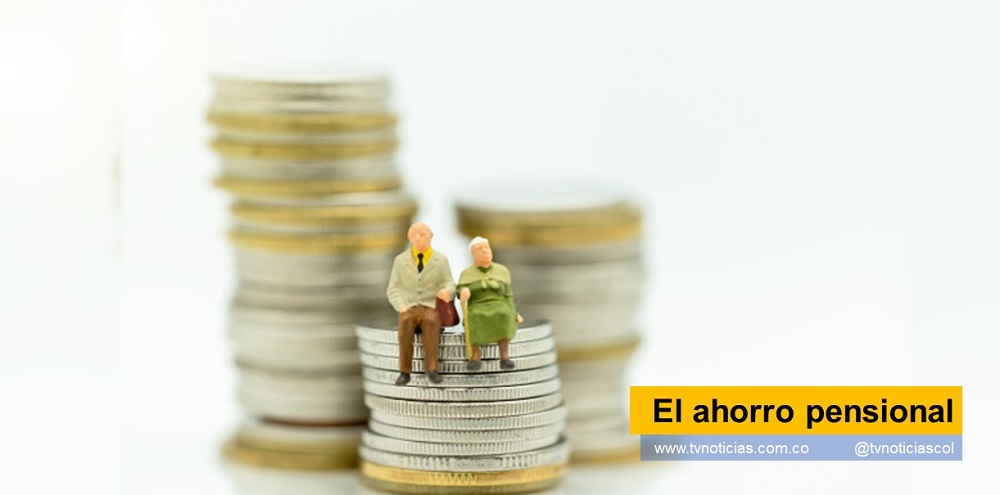 Los fondos privados de pensiones y cesantías constituyen uno de los mejores negocios del mundo. Sin mover un dedo, mensualmente les llueven $3,3 billones de utilidades. Son dueños de una vaca lechera de ubre portentosa. No informan de los portafolios en que tienen invertidos los ahorros, no consultan a sus clientes por si quieren escoger inversiones de alto, mediano o bajo riesgo, pero a todos le abonan los intereses más bajos posibles. Engañaron a la gente aduciendo que Colpensiones iba a quebrar para que se trasladaran a sus encierros El ahorro pensional www.tvnoticias.com.co tvnoticiascol
