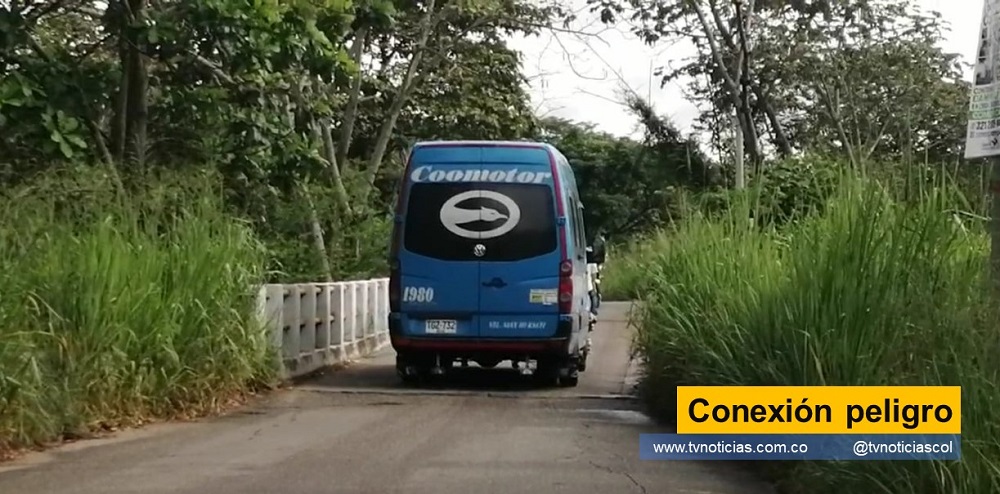 La conectividad terrestre Neiva - Campoalegre, registra constante peligro de accidentalidad. La ciudad cuenta con la posibilidad: 1- Neiva - Juncal - carretera principal Campoalegre 2- Neiva - Caguán - La Ulloa - Rivera - Riverita - carretera principal. La alternativa surge al resultar averiado el puente Arenoso sobre la ruta Neiva - Campoalegre Conexión peligro tvnoticiascol www.tvnoticias.com.co