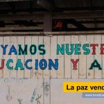 A un profesor de una escuela rural, en una región donde históricamente han hecho presencia las guerrillas, le llega el día en que dentro del currículo de clases debe enseñar sobre la Revolución Francesa, un evento histórico en el que aparecen términos como lucha, revueltas, clases sociales y otros tantos que motivaron y registraron uno de los grandes cambios en la historia política y social de los últimos siglos La paz vendrá del campo tvnoticiascol www.tvnoticias.com.co paz territorial conflicto armado Colombia educación rural vida lenguaje