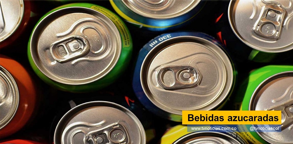 A este ¡Ay! que es en verdad, un coro de Alí Babá, les dan la casa por cárcel. Más o menos un Mar a Lago en “mayami”. Y allá no se preocuparán por el salchichón, las salchichas, las papitas fritas ni las donas de limón. Podrán brindar champán, caviar y salir a la playa luciendo tal vez un collar de arepas finas mejicanas, mientras se bambolea su gran masagrasa abdominal de izquierda a derecha, de arriba-abajo y en la hamaca de costado a costado Hay en el ambiente muchos ¡ayes!, en movimiento. Unos provienen de cachacos preocupados _de esos que fungen de samaritanos de coctel_y que andan afirmando, con la convicción de pitonisas, la extinción de un renglón de la dieta diaria de desnutrientes en la mesa de muchos colombianos. Sí… ¡Qué pesar!! ¡Habrá pronto un velorio nacional para enterrar obesos reyes, diabéticos marqueses, gordos condes y empalagosos y golosos duques Bebidas azucaradas tvnoticiascol www.tvnoticias.com.co