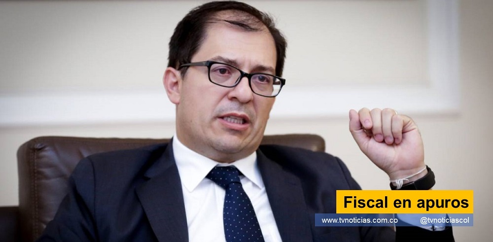 Para situarlos en el contexto quiero contarles quién es la esposa del señor fiscal. Se llama Walfa Constanza Téllez Duarte y fue contralora delegada para el medio ambiente. Esto sucedió en una época en que la esposa del contralor trabajaba para el fiscal y la esposa del fiscal para el contralor. Un alegre intercambio de parejas, en lo burocrático, que alcanzó su momento de mayor notoriedad cuando en un puente festivo –en plena pandemia—los cuatro se fueron para San Andrés en “visita oficial” pero con familias, hicieron abrir almacenes que estaban cerrados por la pandemia y el fiscal Barbosa aprovechó para presentarse ante los sanandresanos como “el segundo cargo más importante de la nación”. La historia del paseo la contó Noticias Uno El fiscal general de la nación, Francisco Barbosa, debe declararse impedido y pedir a la Corte Suprema de Justicia que elija a un fiscal ad hoc para tramitar una denuncia que llegó a su correo electrónico. Se trata de un escrito anónimo que contiene información sobre un posible delito de una antigua funcionaria tvnoticiascol www.tvnoticias.com.co