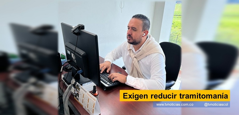 Exigen reducir tramitomanía La Administración pública en Colombia debe simplificar una serie de trámites que dificultar y estorban procesos del ciudadano, cuando requiere reconocimiento para adelantar funciones civiles. La advertencia la hizo El Departamento Administrativo de la Función Pública, al exigir cumplimiento de la Ley anti-trámites 2052 de 2020. tvnoticiascol www.tvnoticias.com.co gobernación del Huila Neiva Pitalito Palermo Algeciras