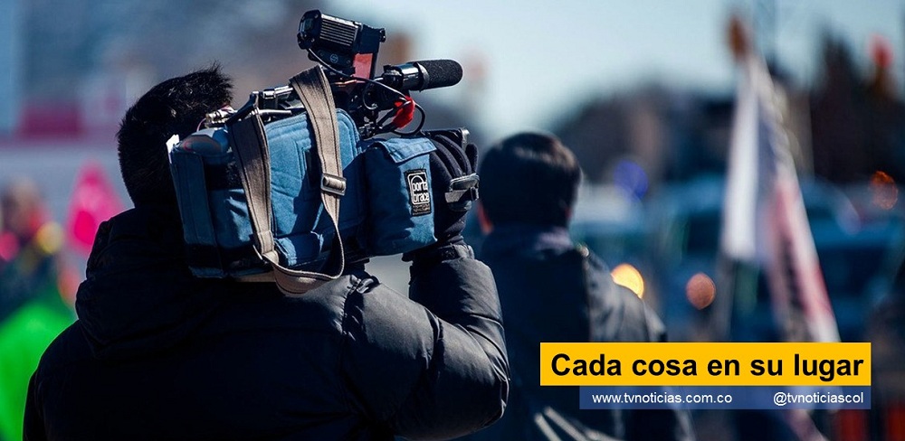 El modo como la función informativa se ha ido transformando en un brazo estratégico del poder económico global ha ido evolucionando hasta hacerse parte del paisaje. Lo que en alguna época fue un ejercicio de riesgo, de confrontación y una herramienta útil para la sociedad, hoy parece haber tomado el partido opuesto al manipular y ocultar verdades que, de ser del dominio público, serían capaces de poner de cabeza a los más poderosos. Llama la atención, sin embargo, el cinismo con el que se pone de manifiesto el desprecio de las grandes cadenas informativas Cada cosa en su lugar tvnoticiascol www.tvnoticias.com.co colombia colombianos prensa libre periodismo