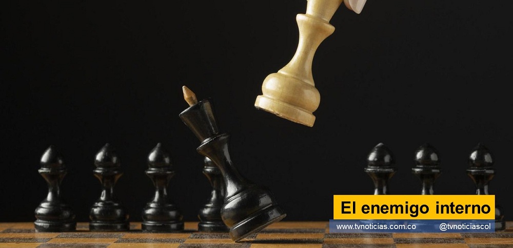 El presidente Petro recientemente, frente a la posición negativa que asume la oposición a todas sus propuestas de cambio con el fin de cumplir con su programa de gobierno, ha manifestado que “El principal rival del Estado, del Gobierno, está en su interior. Es un enemigo interno representado por creencias, maneras de pensar, no simplemente por personas, que al final lo que producen en concreto es que no se permitan los cambios, a pesar de que el presidente quiera El enemigo interno tvnoticiascol www.tvnoticias.com,,co