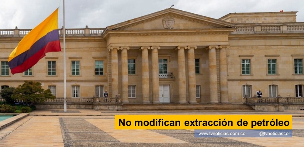 A través de la cuenta de Twitter, Gustavo Francisco Petro Urrego, el Presidente de la República aclaró informaciones difundidas por algunas redes sociales, en el sentido que el Gobierno del Cambio prohibió esta actividad La producción de petróleo y gas seguirá con normalidad en Colombia, advierte el Primer Magistrado de la Nación, ante la tergiversación de datos registrados por medios de Comunicación Nacionales No modifican extracción de petróleo tvnoticiascol www.tvnoticias.com.co