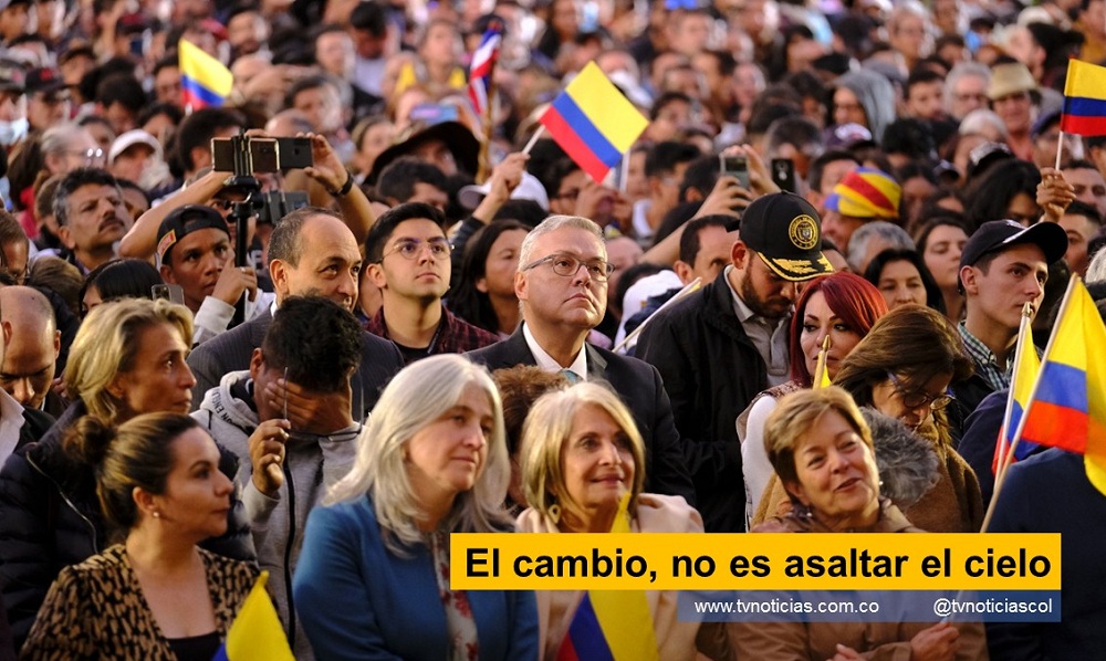 Fue una demostración de apoyo a las propuestas de Francisco Petro Urrego, Presidente de la República. Esas modificaciones se plasman en proyectos de ley, presentadas al Congreso, para solucionar se todos problemas sociales en: la salud, las pensiones y lo laboral. Los colombianos en distintas poblaciones urbanas, salieron masivamente a las calles, para apoyar el cambio El cambio, no es asaltar el cielo tvnoticiascol www.tvnoticias.com.co