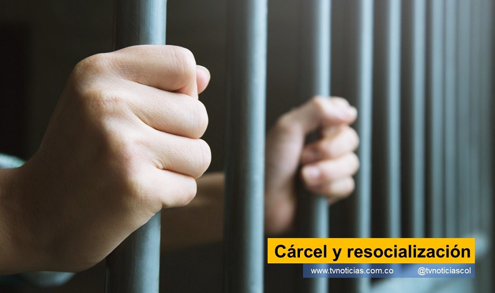 Ahora que  el ministro de Justicia Néstor Osuna, está hablando de la enésima reforma a la justicia, que en realidad no es tal,  sino la inveterada reforma al Código Penal para  aliviar el sistema penitenciario según lo ha dicho, en un país carente de política criminal y penitenciaria que consulte nuestra  idiosincrasia social, resulta pertinente precisar lo que significan los dos conceptos a que se refiere el epígrafe de esta columna: sabido es desde la órbita del derecho penal, que quien delinque requiere de un tratamiento especial que tenga como objetivo su resocialización, de tal suerte que la sanción o pena que se le imponga  deba cumplir con esta finalidad para que el sancionado por infringir las normas penales, no reincida nuevamente Cárcel y resocialización tvnoticiascol www.tvnoticias.com.co