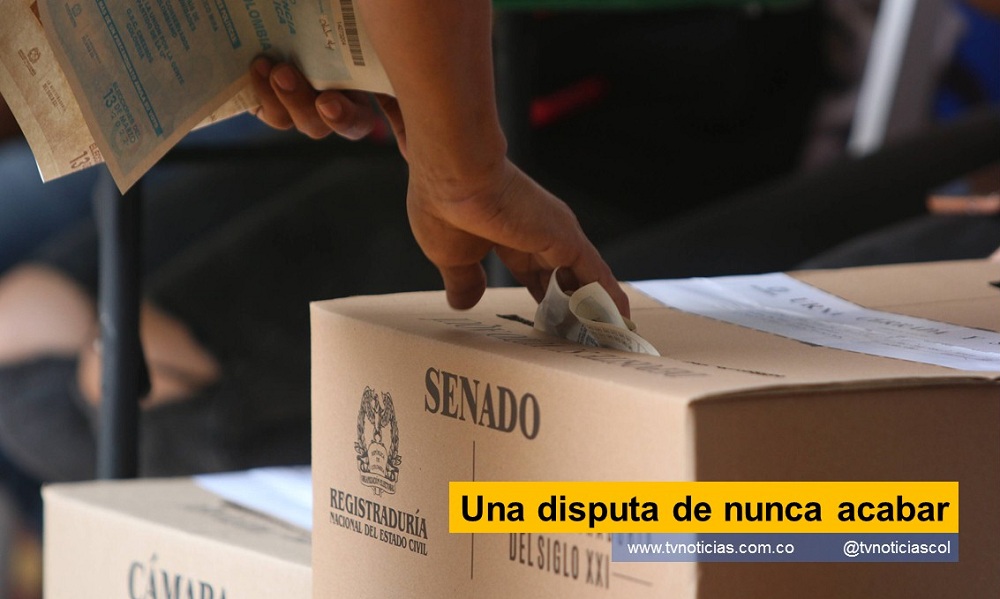 Los partidos políticos tradicionales en Colombia, padecieron una metamorfosis en el siglo XXI, pero no para mejorar vocería de los electores, sino para ausíciar la supervivencia de sus jefes Una disputa de nunca acabar tvnoticiascol www.tvnoticias.com.co n el siglo XXI, Álvaro Uribe Vélez formó tolda liberal aparte y atrajo tanto a los clásicos Liberales como a Los Godos. La pléyade Conservadora mantuvo el nombre y cogobernó en las ramas del Poder Ejecutivo en lo nacional, regional y local y, sin descuidar el remoquete, mantuvo curules en El Senado, Cámara de Representantes, Asambleas, Concejos Municipales y alcaldías
