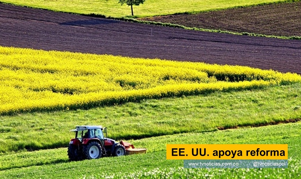 Es un tema que conversamos con el Gobierno de Estados Unidos. Aceptaron que se haga un esfuerzo aquí en la Reforma Agraria. Estoy absolutamente convencido de que entre más producción agraria, entre más posibilidades de progreso tenga la familia campesina, menos droga va a haber en el país”, precisó el Mandatario colombiano en una declaración ofrecida a ‘Colombia Hoy Radio’ Un apoyo decidido a la política de Reforma Agraria en Colombia, como el mejor camino para avanzar en la lucha antidrogas, le manifestó el Gobierno de Estados Unidos al Presidente Gustavo Petro, durante su reciente visita a ese país EE. UU. apoya reforma tvnoticiascol www.tvnoticias.com.co