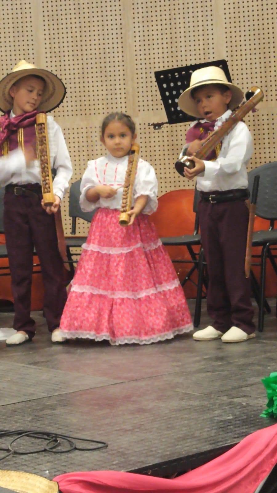 Cuando la música vence al ruido- TVNOTICIASCOL En esta época que abundan las informaciones sobre conflictos, divisiones y desencuentros, resulta reconfortante comprobar que todavía existen espacios donde la belleza logra reunir lo esencial.