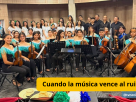 Cuando la música vence al ruido- TVNOTICIASCOL En esta época que abundan las informaciones sobre conflictos, divisiones y desencuentros, resulta reconfortante comprobar que todavía existen espacios donde la belleza logra reunir lo esencial.