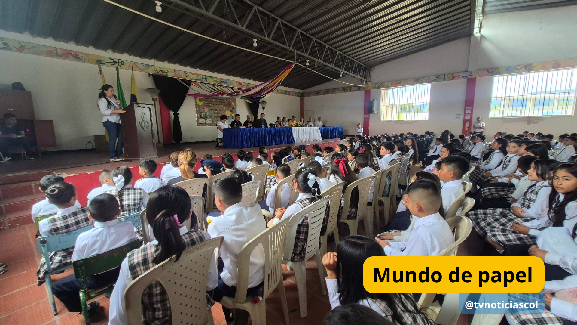Hay puertas que conducen a un salón y hay otras que, cuando se abren, permiten entrar a muchos mundos. Eso ocurre cuando una institución educativa decide regalarles a sus estudiantes un lugar para imaginar, preguntar, descubrir y aprender. En la Institución Educativa Municipal Nacional, sede Nelson Carvajal Carvajal de Pitalito, acaba de abrirse una de esas puertas. La biblioteca escolar “Mundos en papel” Mundos en papel @tvnoticiascol @enlacepaishuila